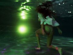 Alyssa Arc poses for the cam in a pool. Enjoy backstage clip