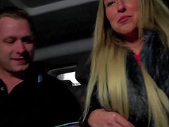 Jenny Simons is a sweet Czech chcik nets door. This charming long haired blonde with alluring smile takes off her bra and shows her tits in the backseat of a car in front of a lucky guy.