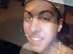 Il se masturbe et boit son sperme