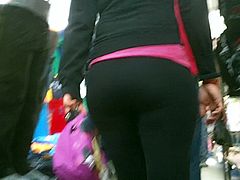 CULOTE EN LICRA EN EL MERCADO. (CAMARA LENTA)