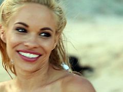 Alluring blonde with beautiful forms,Dani Mathers, pleases in amazing outdoor solo