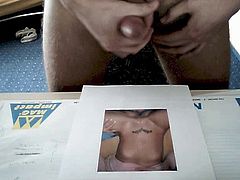 Abspritzen auf ein sexy Bild