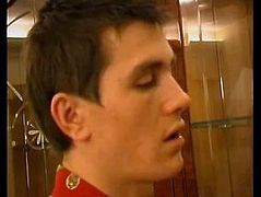 Jeunot baise la femme de menage