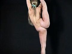 Flexible bustie blondie Anna shows naked gymnastics