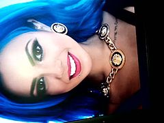 Holly Hagan com Tribute