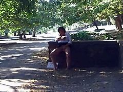 chica se masturba en el parque