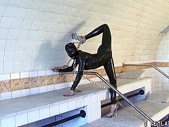 Latex fetish on the rise as this babe goes on with a green latex full body suit with all the chains and shit twisting and flexing around in weird positions.