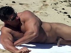 On the great beaches in Hawaii comes this hunk hottie Zeb Atlas as he likes getting tanned whole body naked. It doesn't hurt if he played his dick here isn't it?
