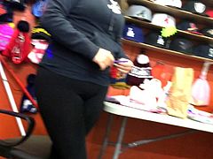 Hotties in Leggings - Candid BBW Hot ass yoga pants tights