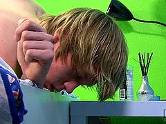 Boy Crush brings you very intense free porn video where you can see how Corey Jakobs dildos his tight ass and provokes while assuming very naughty positions.