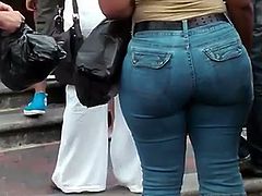 SUPER PHAT BOOTY WITH A VPL IN JEANS!!!!
