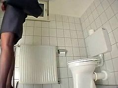 Sekretarica drka pickicu u toaletu