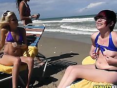 Blonde is in heat in tujob action