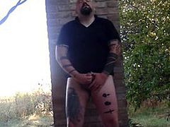 Str8 bear stoke in his yard