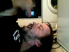 Je me branle et ejac dans ma bouche