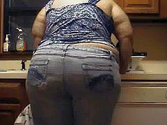 FAT ASS BBW RIPS HUGE FART IN HER JEANS