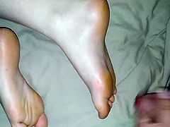 Very hot gf's feet got cummed