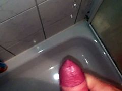 In der Dusche rumgespritzt