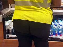Bubble Butt American Airlines worker 2