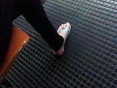 Teen feet at the subway station - Pezinhos da loirinha
