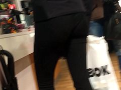 Teen ass with hot pantyline in tight leggings (short clip)
