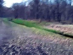 flashen achter 2 joggende meisjes