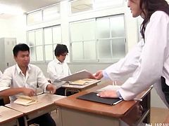 Japanese teacher was fingered hard by the headmaster, while teaching in classroom. The classroom is full of male students, but all of them are busy with their works. Hiding under the desk, headmaster removed Iioka's panties and fingered her pussy. Facial expressions of Iioka Kanako (Teacher) are too tempting.