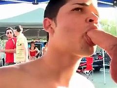Chavito mamando a amigo en publico