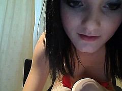 Cam girl does pussy tease for display