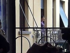 la vicina mi spia dal balcone