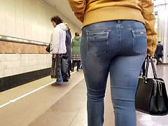 Nice MILF's ass in tight jeans