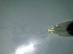 Pissen in ein Kondom 2
