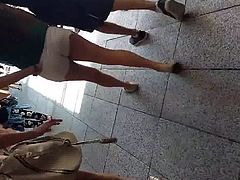 Novinha de micro short passeando com a mae no shopping