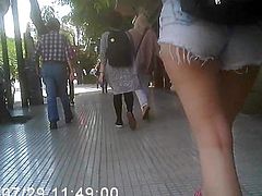 Pendejitas en la calle con mini shorts