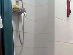Beurette parfaite dans la douche en spycam