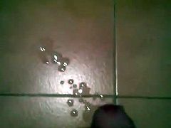 Mi sego e sborro sul pavimento