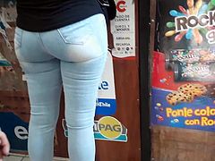 Rico culo de chica en cola de cibercafe