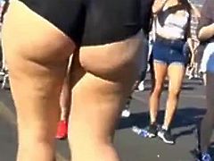 Sexy big asses tease you on the street