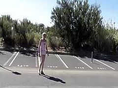SONIA NUE SUR LE PARKING 1