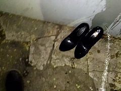 PISSING SHOES22