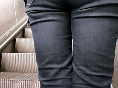 Un superbe cul en jean a l'escalator