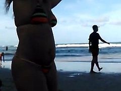 Maluquinha dinha dancing on the beach (Bonde do Tigrao)