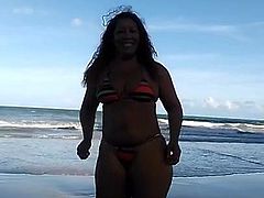 Maluquinha dinha dancing on the beach - Metralhadora