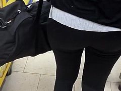 White Nike Air Max 90 and black Leggings Butt