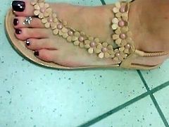 Candid  horny mature feet and faceshot