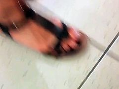 Candid mature whit sexy small feet and faceshot