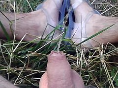 abpissen in der Natur auf Gummischuhe