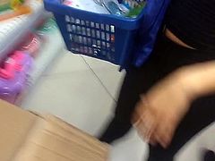 Gostosa de leg indo as compras