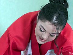 Asian masseuse in kimono Kendra Spade is making love with her favorite client