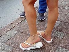 candid teen sexy legs feets toes in flipflops